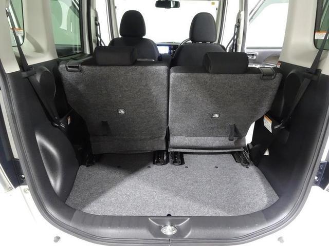 バックドアの開口が広く、荷物の積み下ろしがとても楽です。リヤシートをたためば大きい荷物が結構積める余裕のラゲージスペース！