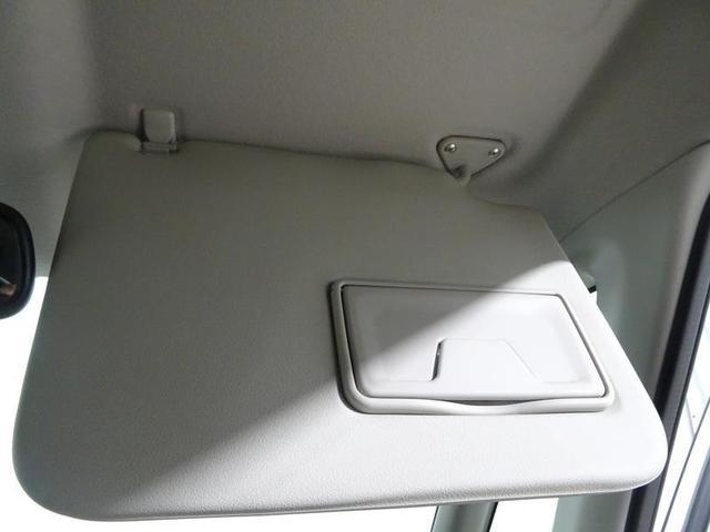 運転席サンバイザーは、便利なバニティミラー付き。