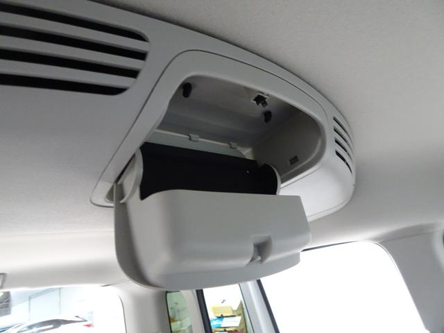 アッパーコンソールボックスはグラスホルダーとしても使えます。