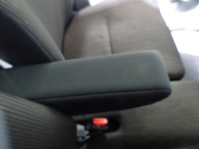 センターアームレスト付き。ゆったりとドライブが楽しめます。