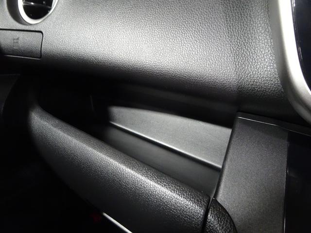 小物をサッと置ける助手席インパネトレイ。