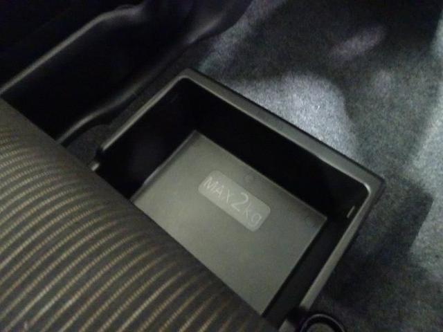 助手席シート下のとても便利な収納トレイ。