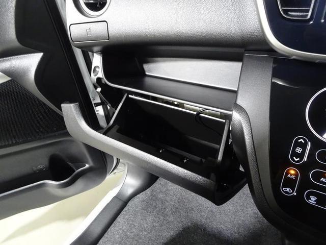 助手席前の大型のグローブボックス。ついつい何でも入れてしまいます。