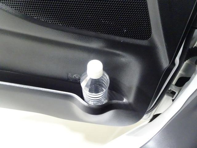 助手席ドアのドリンクホルダーと小物入れ。