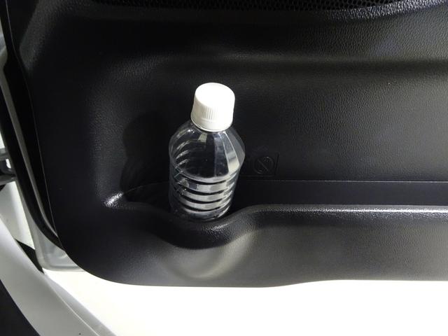 運転席ドアにもドリンクホルダーと小物入れが付いています。