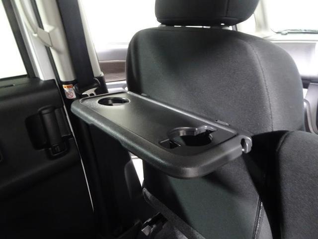 使い勝手の良いカップホルダー付シートバックテーブル。