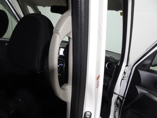 小さなお子様からお年寄りの方まで、大型のアシストグリップが支えます。