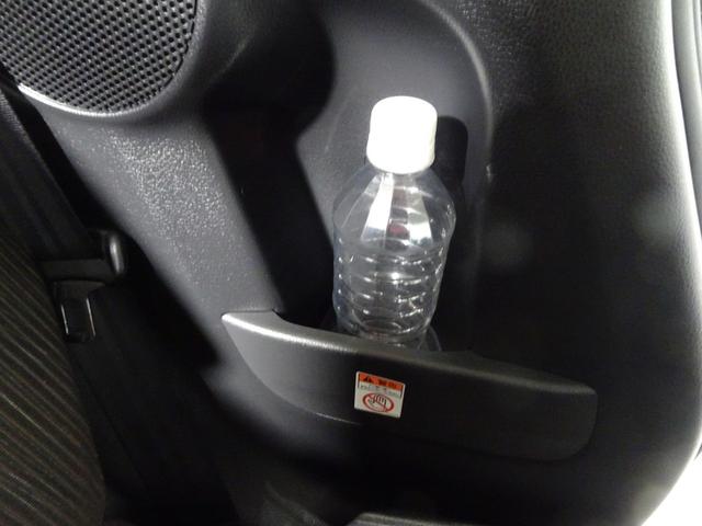 後席サイドのドリンクホルダーです。