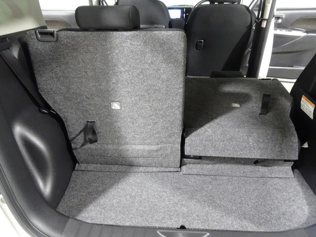 後席シートは左右分割可倒式なので、長さのある物など色々な荷物が積めます。