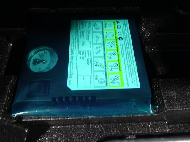 パンク修理キット付き。スペアタイヤの代わりにパンク修理キットが備え付けられています。