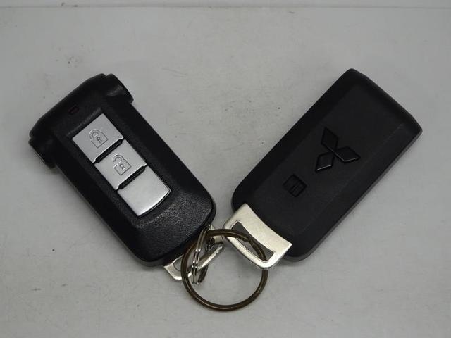 スマートキー、カバンの中から鍵を取り出す必要もなく、すぐにドアロックの開閉ができます！両手が荷物でふさがっている時や雨の時など便利です！