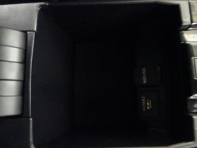 �֗��ȏ[�d�p�̂t�r�a�|�[�g�t���B�ԓ��ŃX�}�z�Ȃǂ̓d�q�@�킪�[�d�o���܂��B