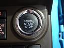 プッシュスタートシステムです。キーをバッグやポケットに入れたままで、ブレーキを踏んでボタンを押せばエンジン始動できます。
