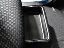 靴などを入れておくのに便利な助手席シート下の収納トレイ。