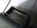 靴などを入れておくのに便利な助手席シート下の収納トレイ。
