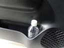助手席ドアのドリンクホルダーと小物入れ。