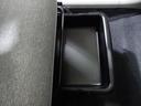 靴などを入れておくのに便利な助手席シート下の収納トレイ。