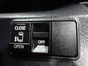 狭いスペースでも乗り降り楽々！お子様に安全な挟み込み防止機能付き！助手席側パワースライドドアの開閉スイッチ。
