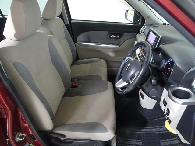 フロントシートはベンチシートで、助手席への移動も楽々。