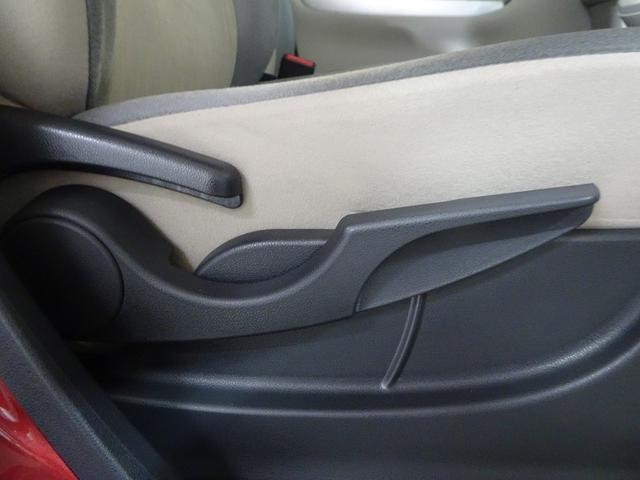 運転席シートは上下アジャスター付きで、最適のドライビングポジションに合わせやすくなっています。