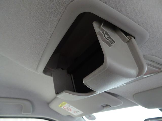 アッパーコンソールボックスはグラスホルダーとしても使えます。