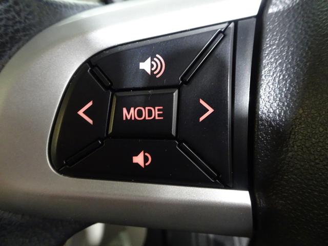 ステアリングスイッチで、運転中ハンドルから手を放すことなくラジオのチャンネルや、ボリュームの変更などをスマートに行うことが出来ます。