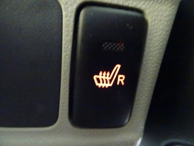 運転席にはシートヒーター機能付き。シートがすぐに暖かくなるので、冬のドライブにあると嬉しい機能です！