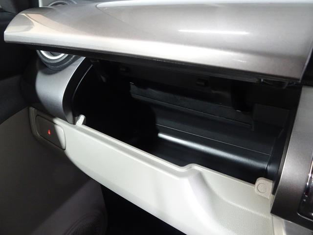 使いやすい位置にある助手席インパネボックス。