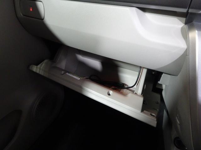 助手席前の大型のグローブボックス。ついつい何でも入れてしまいます。