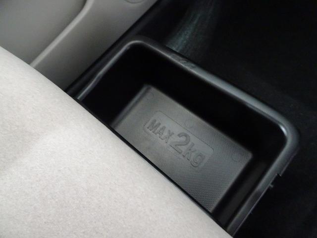 靴などを入れておくのに便利な助手席シート下の収納トレイ。