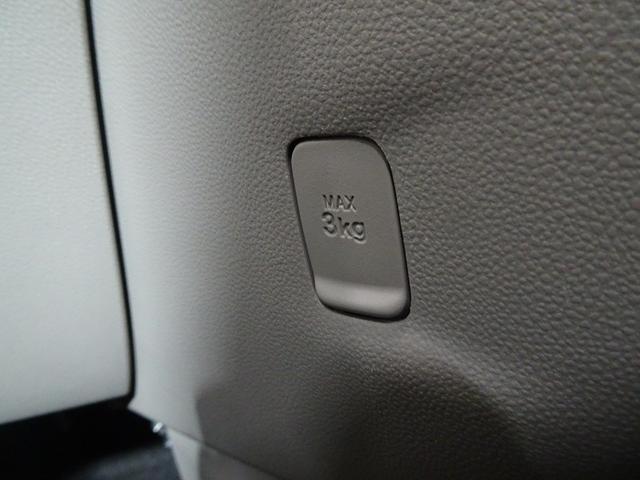 ショッピングバッグなどを掛けるのに便利な買い物フック付き。