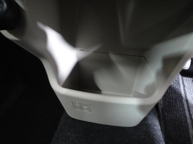 深さもあって使いやすいセンターロアボックス。