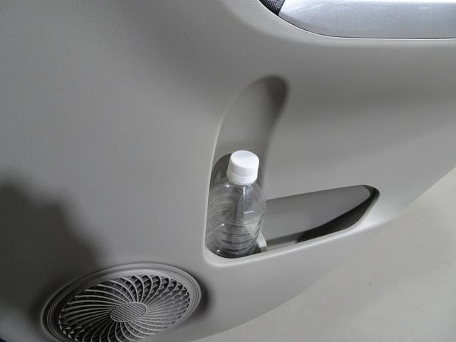 後席ドアのドリンクホルダーと小物入れ。