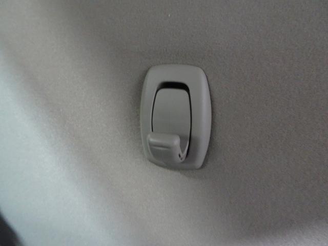 助手席シートバックにも買い物フックが付いています。