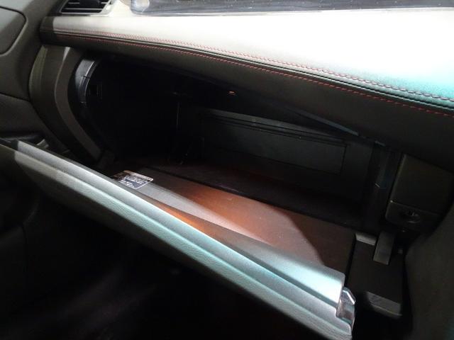 ����ȑO�̑�^�̃O���[�u�{�b�N�X�B�������ł�����Ă��܂��܂��B