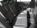後部座席も足元スペースはしっかり確保されて、ゆとりの広さ。