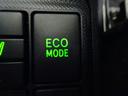 ECOモードは、アクセルの駆動力や冷暖房の空調を燃費重視に制御し、エコドライブをサポートします。