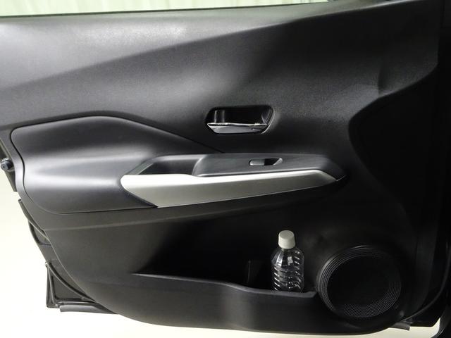 ����ȃp���[�E�B���h�E�X�C�b�`�B���̉��ɂ͎��[�|�P�b�g���t���Ă��܂��B