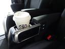 後席のアームレストにはカップホルダーが付いています。