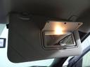 運転席サンバイザーは、便利なバニティミラー付き。照明もついてます。