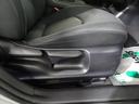 運転席シートは上下アジャスター付きで、最適のドライビングポジションに合わせやすくなっています。
