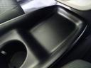 小物をサッと置けるフロントコンソールトレイ。