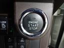 プッシュスタートシステムです。キーをバッグやポケットに入れたままで、ブレーキを踏んでボタンを押せばエンジン始動できます。