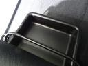 靴などを入れておくのに便利な助手席シート下の収納トレイ。