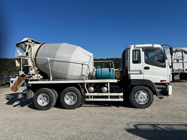 ギガ コンクリートミキサー車 車検付き ツーデフ 直6ターボ370馬力 カヤバM44 ドラム8.7立米 混合容量4.4立米 積載9710kg 電動ホッパーカバー付き(4枚目)