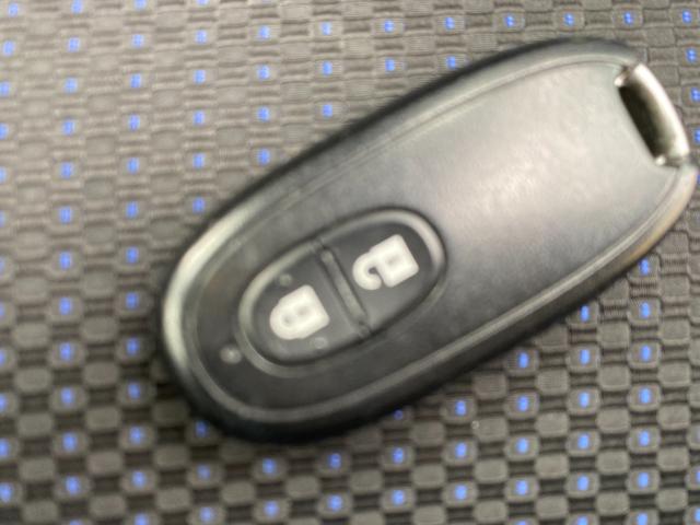 スマートエントリーキーシステムです。鍵を持っていればドアロック、解除、エンジン始動も楽チンです。イチイチ鍵を出す手間も無くなりますよ。悪天候時にも重宝しますね。