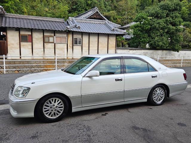 クラウン ロイヤルサルーン　車高調付　純正アルミホイル　新品タイヤ交換　パワーシート付　純正ナビ　ＣＤ　キーレス　ＥＴＣ　ＨＩＤライト　電動リアカーテン付　フル装備　走行６０３００キロ　車検Ｒ８年１１月　ルームクリーニング済（6枚目）