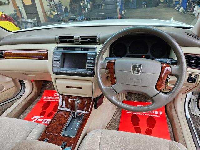 クラウン ロイヤルサルーン　車高調付　純正アルミホイル　新品タイヤ交換　パワーシート付　純正ナビ　ＣＤ　キーレス　ＥＴＣ　ＨＩＤライト　電動リアカーテン付　フル装備　走行６０３００キロ　車検Ｒ８年１１月　ルームクリーニング済（11枚目）