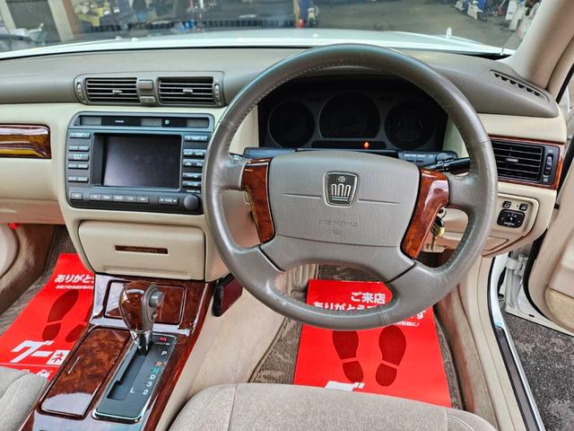 クラウン ロイヤルサルーン　車高調付　純正アルミホイル　新品タイヤ交換　パワーシート付　純正ナビ　ＣＤ　キーレス　ＥＴＣ　ＨＩＤライト　電動リアカーテン付　フル装備　走行６０３００キロ　車検Ｒ８年１１月　ルームクリーニング済（12枚目）