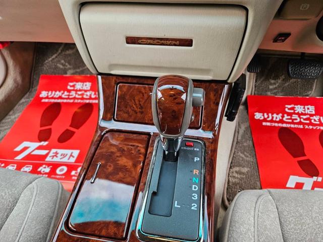 クラウン ロイヤルサルーン　車高調付　純正アルミホイル　新品タイヤ交換　パワーシート付　純正ナビ　ＣＤ　キーレス　ＥＴＣ　ＨＩＤライト　電動リアカーテン付　フル装備　走行６０３００キロ　車検Ｒ８年１１月　ルームクリーニング済（16枚目）
